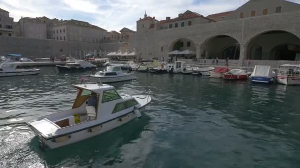 Navigazione Barca Nel Porto Vecchio Dubrovnik — Video Stock