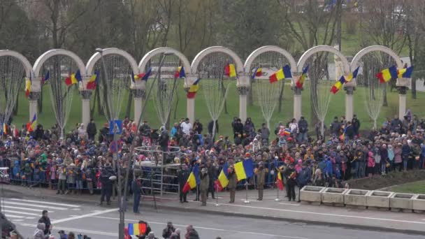 人们聚集在阿尔巴尤利亚的罗马尼亚国庆游行中 — 图库视频影像