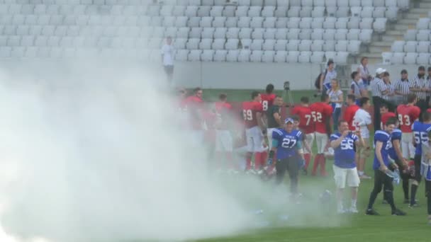 Spieler Und Rauch Auf Dem Feld — Stockvideo