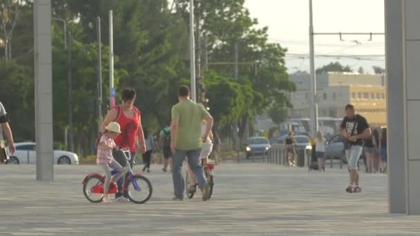도시에서 자전거타는 소녀들 — 비디오