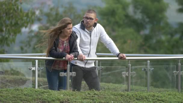 Couple Relaxant Dans Parc — Video