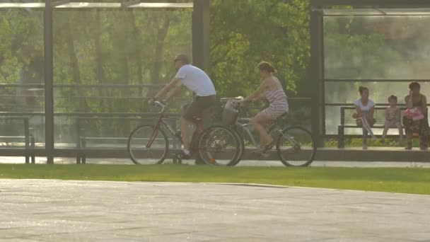 자전거타는 — 비디오