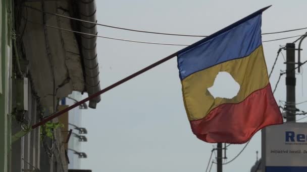 Bandera Rumana Con Agujero — Vídeos de Stock