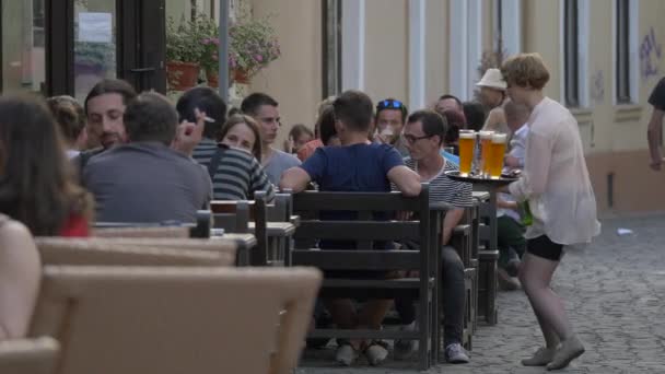 Официантка Подающая Пиво Ресторане Открытом Воздухе — стоковое видео