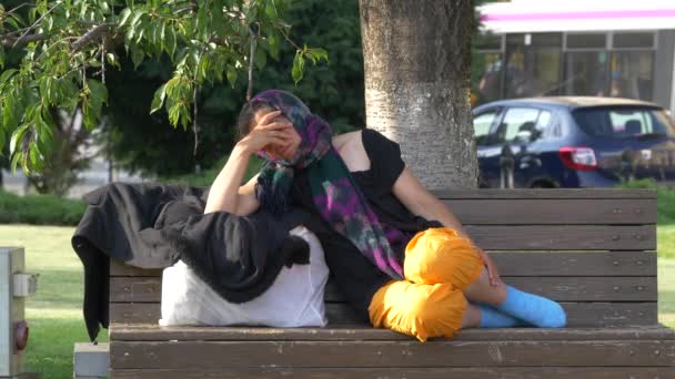 Безпритульна Жінка Лежить Лавці — стокове відео