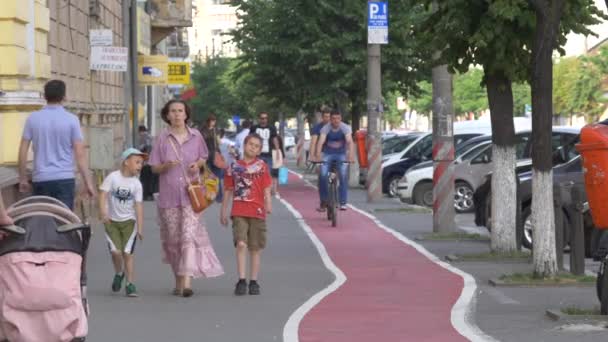 Люди Ходят Тротуару — стоковое видео