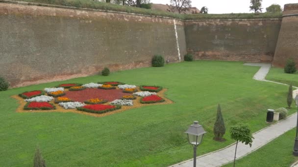 Blomstersäng Alba Iulia Fästning — Stockvideo