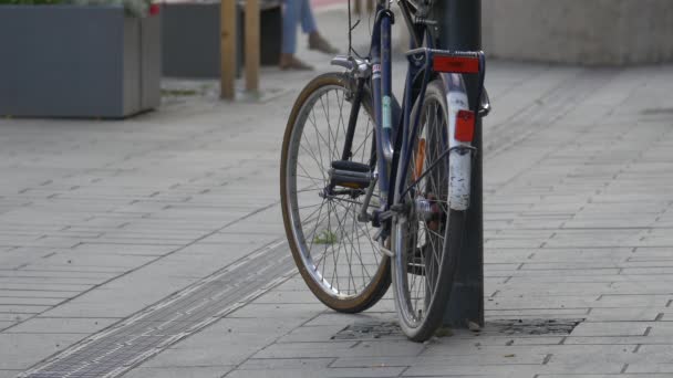 Bicicleta Inclinada Poste Claro — Vídeo de Stock