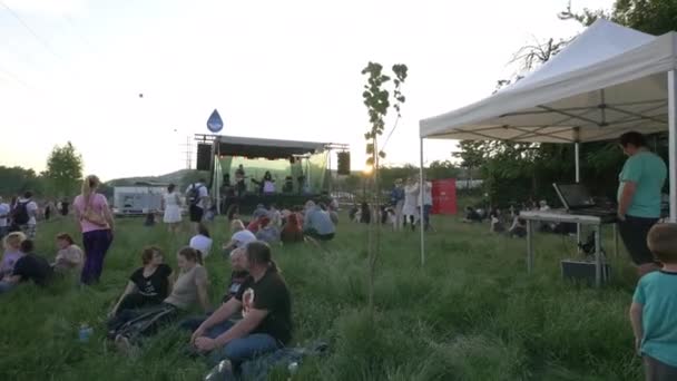 River Fest Turistler Yerel Halk Dinleniyor — Stok video