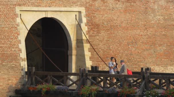 Pessoas Caminhando Uma Ponte Madeira Fortaleza Alba Iulia — Vídeo de Stock