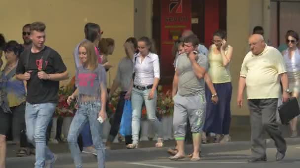 Lidé Chodí Čekají Autobusové Nádraží — Stock video