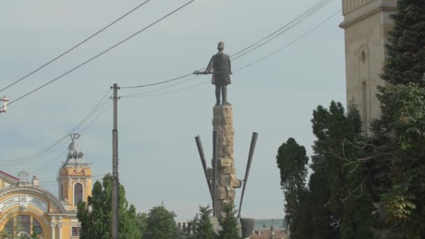 Estatua Avram Iancu Entre Dos Edificios — Vídeos de Stock
