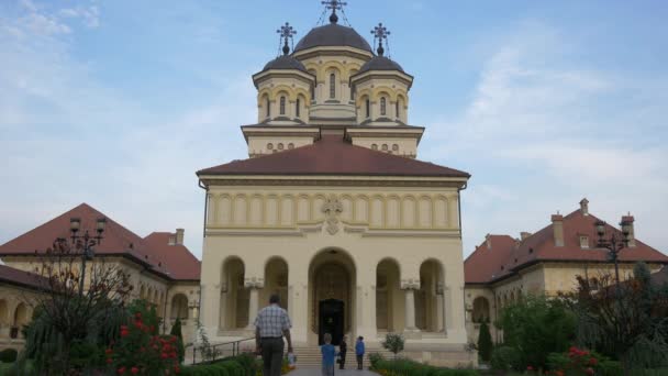 Gente Caminando Hacia Catedral Coronación Alba Iulia — Vídeo de stock