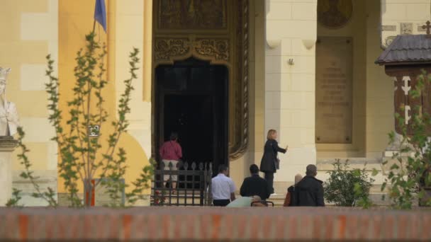 Personas Que Entran Entrada Catedral Coronación Alba Iulia — Vídeo de stock