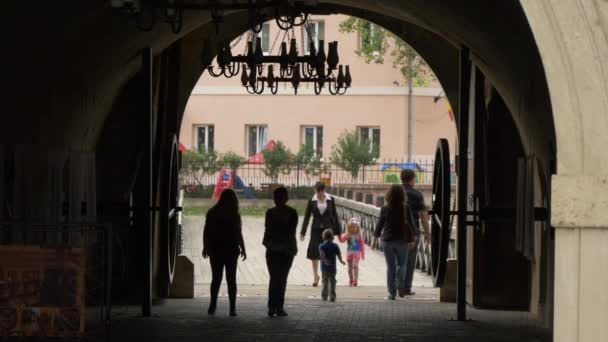 Persone Che Camminano Sotto Quarto Arco Della Porta Della Fortezza — Video Stock