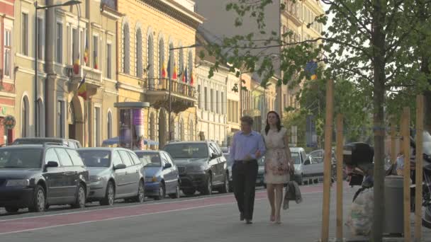 Couple Marchant Dans Vieux Centre Ville — Video