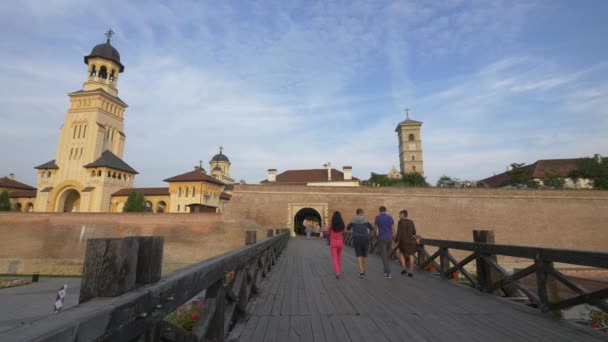 Ludzie Spacerujący Moście Twierdza Alba Iulia — Wideo stockowe