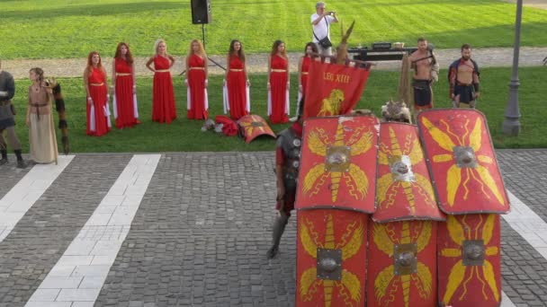 Soldaten Achter Schilden Fort Alba Iulia — Stockvideo