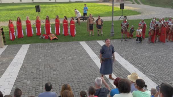 Hombre Traje Medieval Hablando Fortaleza Alba Iulia — Vídeos de Stock