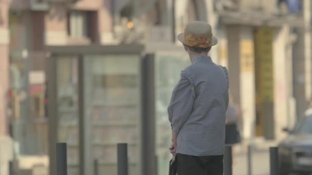 Kaldırımda Duran Yaşlı Kadın — Stok video