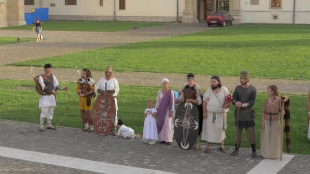 Άνθρωποι Ντυμένοι Μεσαιωνικά Κοστούμια — Αρχείο Βίντεο