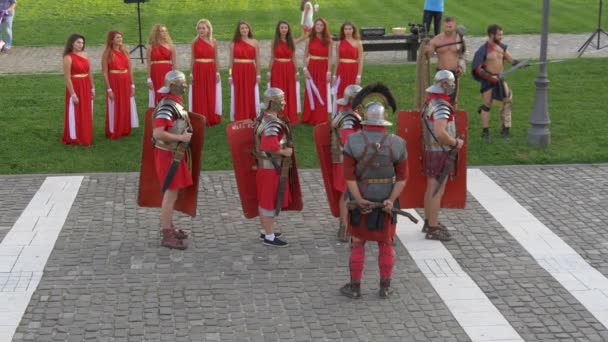 Soldater Som Går Plass Festningen Alba Iulia – stockvideo