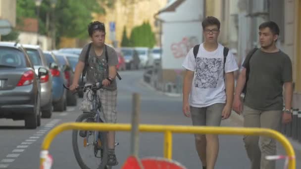 Jungen Laufen Auf Einer Straße — Stockvideo