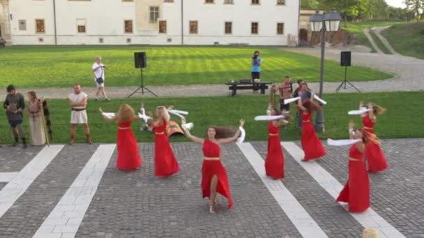 Vrouwen Rode Jurken Dansen Fort Alba Iulia — Stockvideo