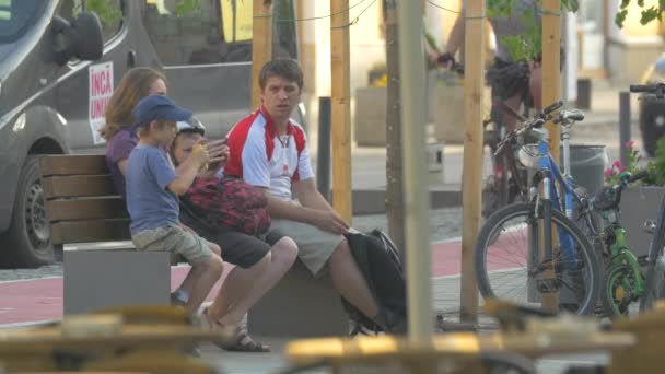 Madre Tomando Fotos Con Sus Hijos — Vídeo de stock