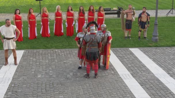 Alba Iulia要塞 士兵在说话 妇女站在那里 — 图库视频影像