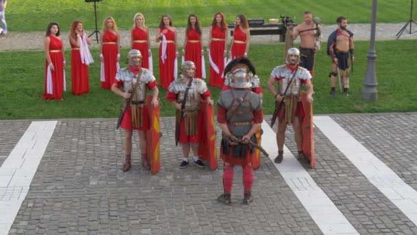 Soldati Medievali Che Eseguono Gli Ordini Del Loro Comandante — Video Stock
