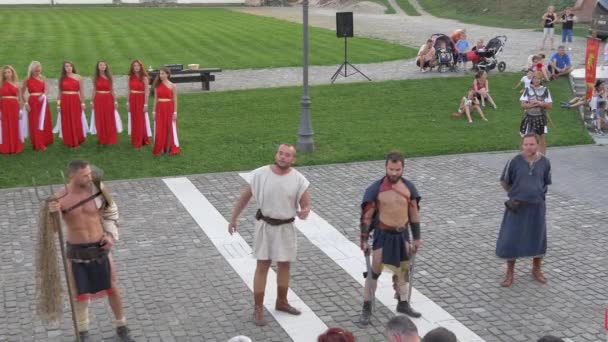 Mensen Middeleeuwse Kostuums Het Fort Van Alba Iulia — Stockvideo