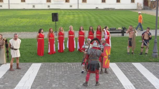 Soldati Donne Abiti Rossi Nella Fortezza Alba Iulia — Video Stock