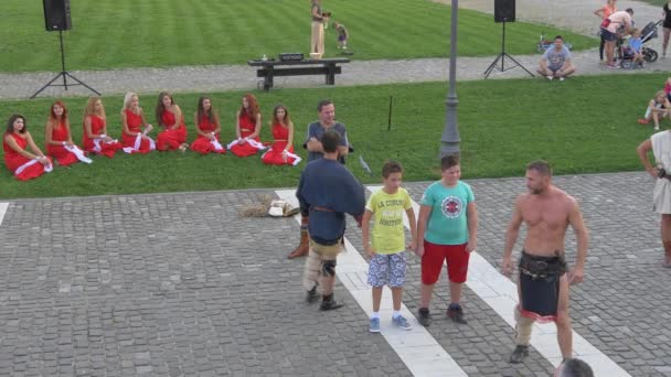 Jeden Mężczyzna Średniowiecznym Kostiumie Dwóch Chłopców Stojących Alba Iulia — Wideo stockowe