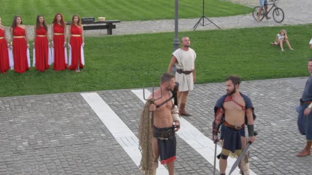 Acteurs Gekleed Middeleeuwse Kostuums Alba Iulia Fort — Stockvideo