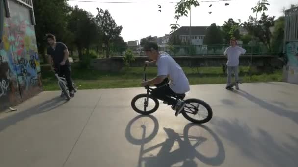 Dos Chicos Haciendo Acrobacias Con Moto — Vídeos de Stock