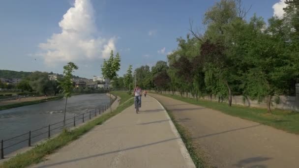 Andar Bicicleta Caminhar Margem Rio — Vídeo de Stock