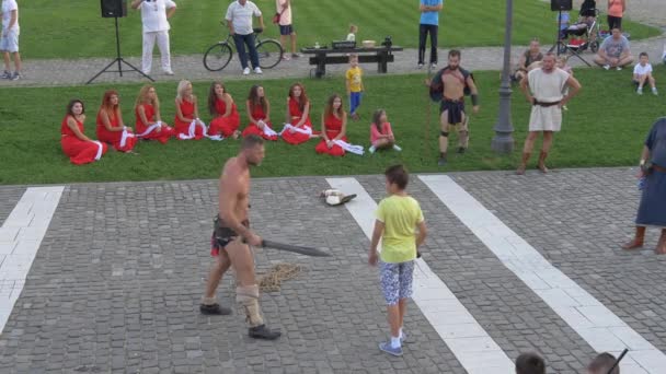 Menino Lutando Com Ator Romano Alba Iulia Fortaleza — Vídeo de Stock