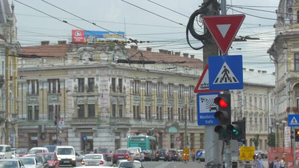 Rött Trafikljus Blir Grönt — Stockvideo