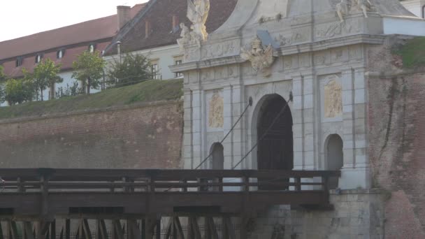 Toegangsbrug Derde Poort Van Alba Iulia Fort — Stockvideo