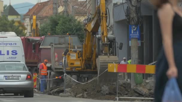 Trabajadores Que Trabajan Con Una Excavadora Una Calle — Vídeos de Stock