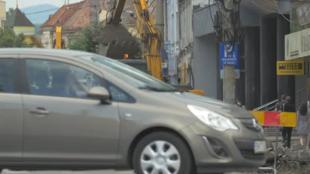 Araba Sürüyor Kazıcı Çalışıyor — Stok video
