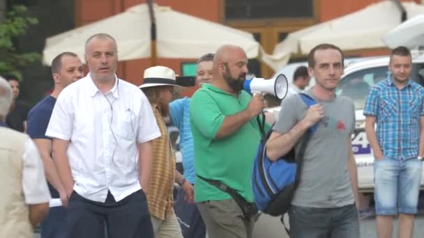 Mensen Protesteren Het Stadsplein — Stockvideo