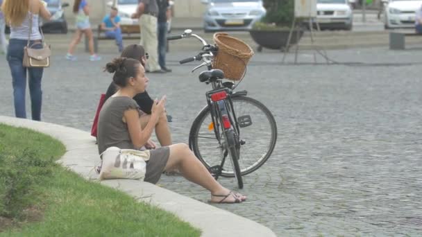 광장에 앉아서 담배피는 여자들 — 비디오