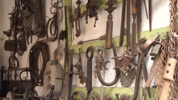 Eisenwerkzeuge Museum — Stockvideo