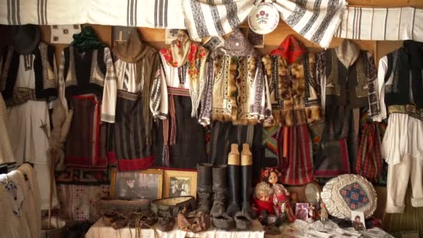 Tradiční Oblečení Pověšené Stěně — Stock video