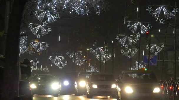 Autos fahren auf einer Straße mit Weihnachtsbeleuchtung 