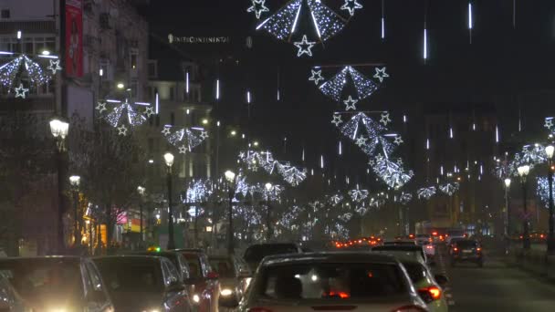 Carros Uma Rua Decorada Noite — Vídeo de Stock