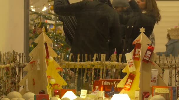 Souvenirs Noël Devant Une Vitrine — Video