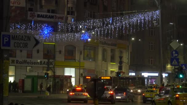 Conducir Cerca Raiffeisen Bank Bucarest Navidad — Vídeos de Stock